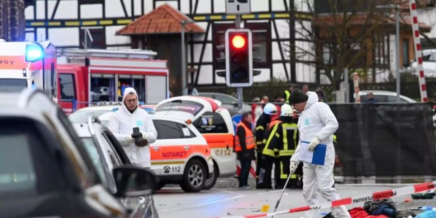 Einsatzkräfte nehmen an der Unfallstelle in Volkmarsen Spuren auf. Während des Rosenmontagsumzugs war ein Auto in eine Menschenmenge gefahren. Dutzende wurden verletzt. Foto: Uwe Zucchi/dpa