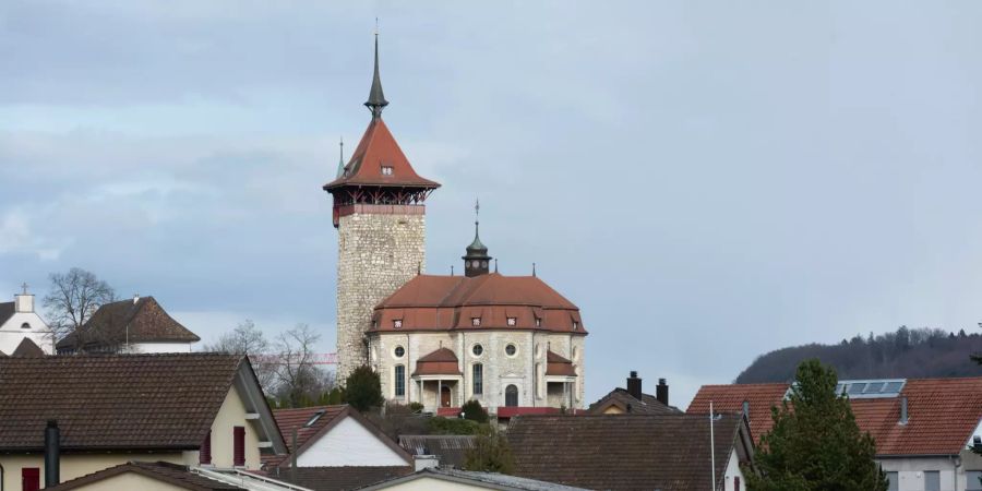 Schloss Falkenstein mit Gemeindehuas in Niedergösgen.