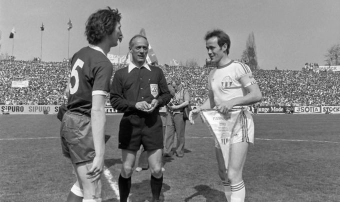 Gilbert Guyot führt den Servette FC als Captain in den Cupfinal 1976. Rechts FCZ-Captain Köbi Kuhn. Servette FC Guyot