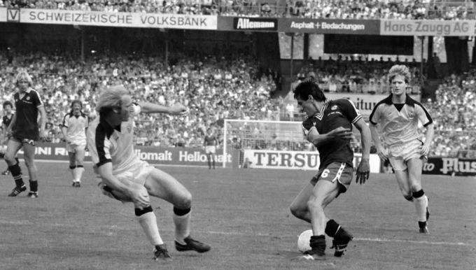 Das Markenzeichen Umberto Barberis vom Servette FC waren die heruntergerollten Stutzen, hier im Cupfinal 1979 gegen YB. Servette FC Barberis
