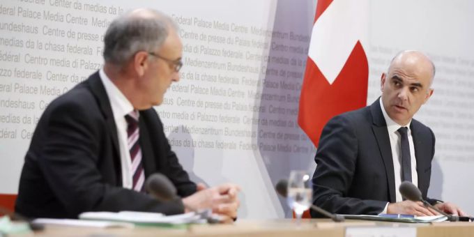 Bundesrat Alain Berset (r) spricht an der Seite von Bundesrat Guy Parmelin. Bundesrat