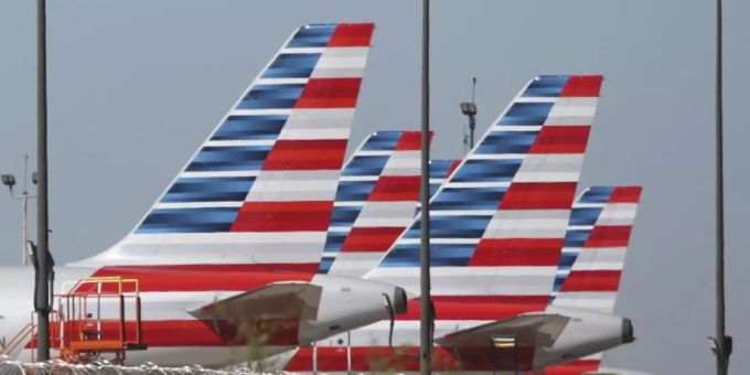Flugzeuge von American Airlines stehen still - die Airline braucht Geld. Foto: Lm Otero/AP/dpa