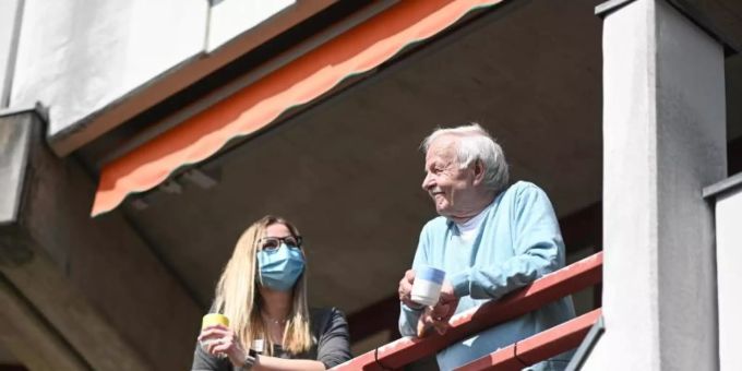 Annabelle Emmermann, stellvertretende Pflegedienstleiterin, ist eine der wenigen Personen, die Siegfried Jehmlich im Seniorenzentrum Carl-Joseph noch treffen darf. Foto: Felix Kästle/dpa