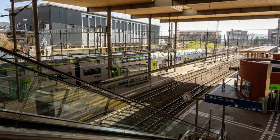 Bahnhof Zollikofen mit BLS Zug.