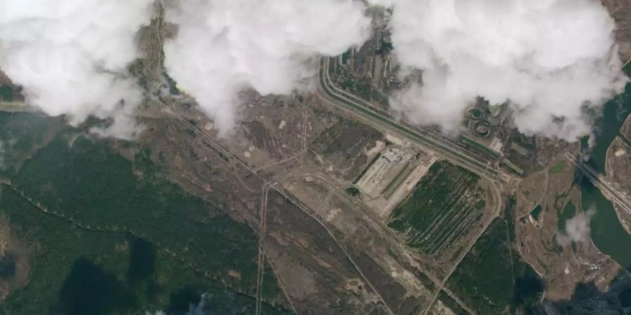 Die Satellitenaufnahme zeigt einen Blick auf Rauchwolken eines Waldbrands in der Sperrzone um das stillgelegte Atomkraftwerk Tschernobyl. Foto: Planet Labs Inc/dpa