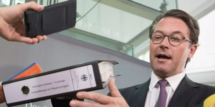 Scheuer im Juni mit Aktenordner zur Pkw-Maut