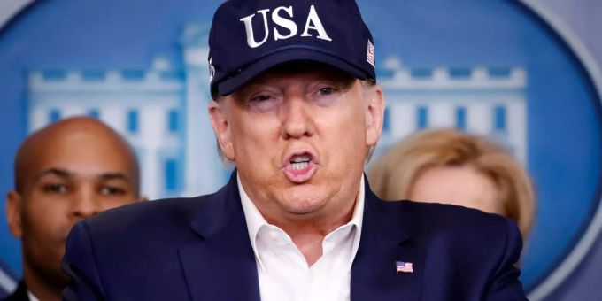 Donald Trump (M), Präsident der USA, spricht während einer Pressekonferenz über das Coronavirus. Coronavirus - USA