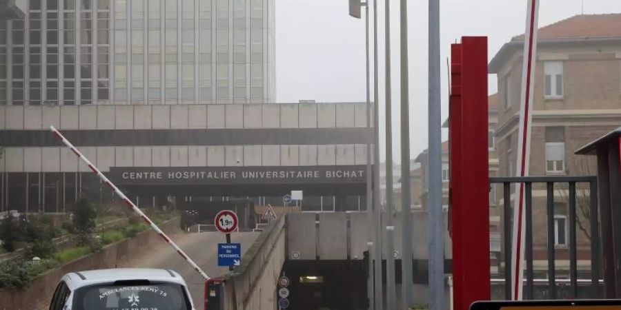 Ein Pkw fährt auf das Gelände des Krankenhauses «L’hôpital Bichat» in Paris. Foto: Michel Euler/AP/dpa