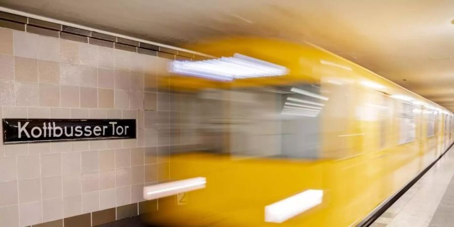 Angesichts des zunehmenden Lieferverkehrs in Städten will der Bundesverkehrsminister die Auslieferung von Paketen per U-Bahn testen lassen. Foto: Christoph Soeder/dpa