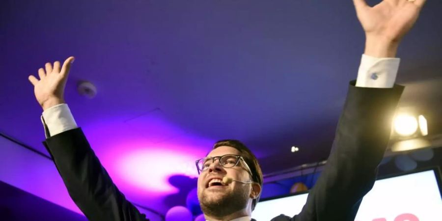 Jimmie Akesson, Vorsitzender der rechtspopulistischen Schwedendemokraten, feiert auf der Wahlparty seiner Partei. Foto: Antti Aimo-Koivisto/Lehtikuva/dpa
