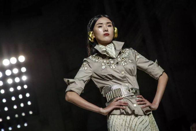 Mit seiner neuen Kollektion feiert Julien Fournié die «Abenteurer» der Moderne. julien fournié