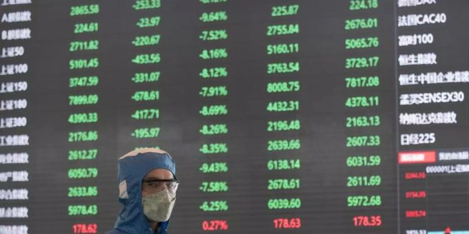 Ein Arbeiter in einem Schutzanzug in der Börse in Shanghai. Foto: -/AP/dpa Ein Arbeiter in einem Schutzanzug in der Börse in Shanghai. Foto: -/AP/dpa