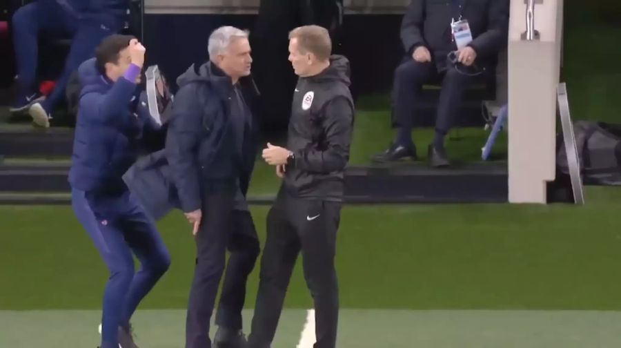 Beim vierten Offiziellen fordert Mourinho mit seinem Assistenten vehement einen Platzverweis.