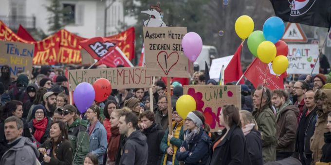 Menschen demonstrieren im April 2019 gegen Hetze als Reaktion auf den Ku-Klux-Klan-Eklat an der Schwyzer Fasnacht. Fasnacht