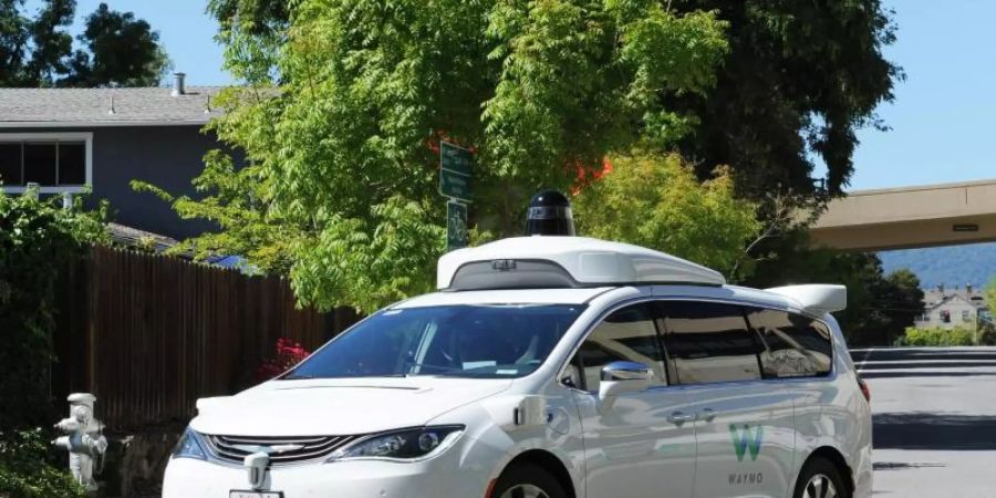 Ein selbstfahrendes Auto der Google-Schwesterfirma Waymo. Foto: Andrej Sokolow/dpa