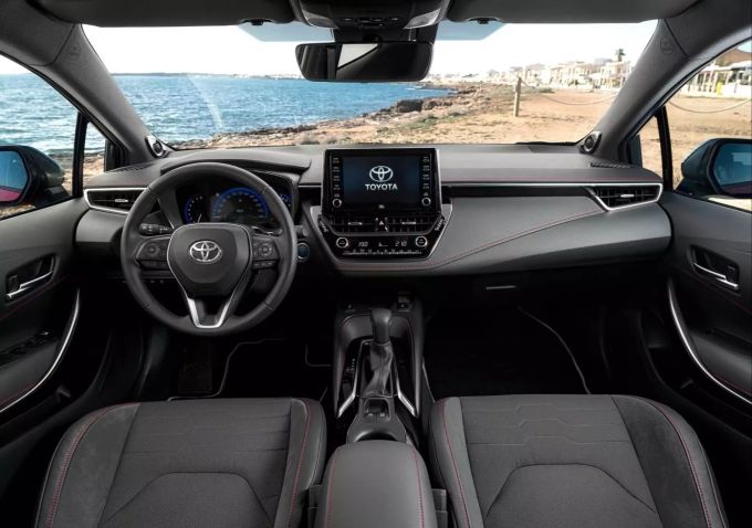 Knisterfrei und mit sehr solider Verarbeitung: der Innenraum des neuen Corolla Toyota Corolla 2.0 Hybrid