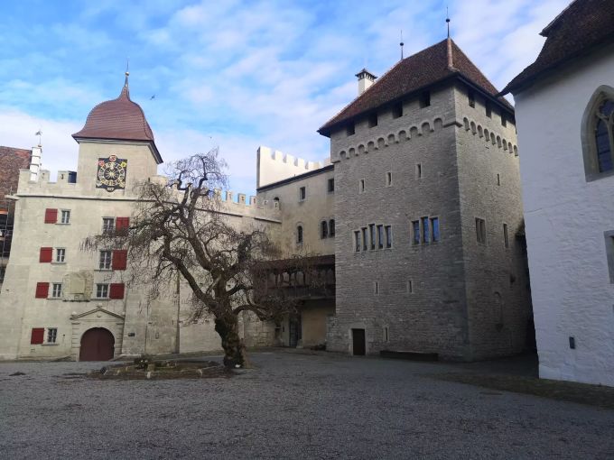 Bald lädt auch der Innenhof vom Schloss Lenzburg wieder zum Verweilen ein. Schloss Lenzburg