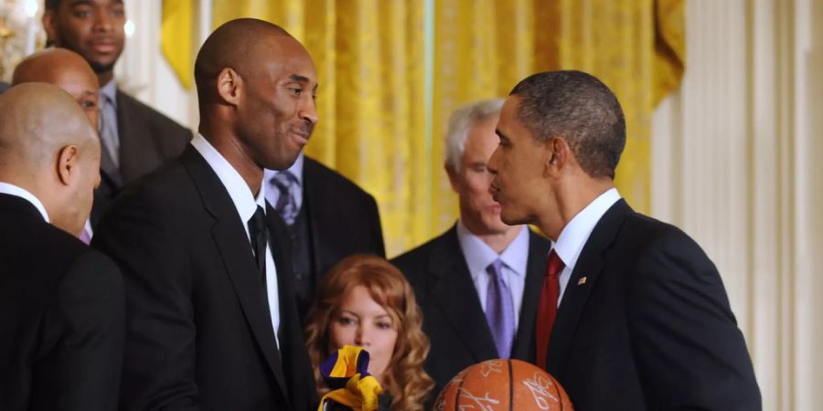 Kobe Bryant trifft im Jahr 2010 den damaligen US-Präsidenten Barack Obama.