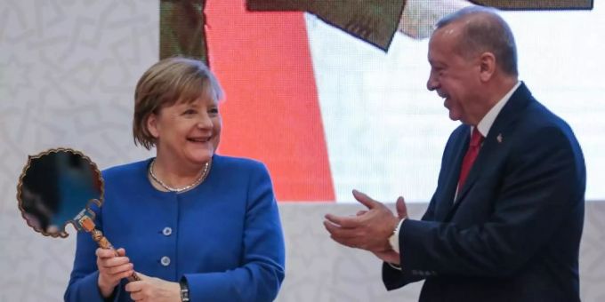 Istanbul - Merkel in Istanbul: Annäherungsversuch in schwierigen Zeiten