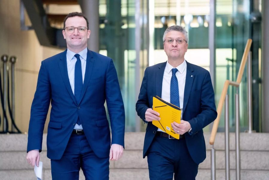 Jens Spahn (CDU), Bundesminister für Gesundheit, und Lothar H. Wieler (r), Präsident des Robert Koch-Instituts, kommen zu einer Pressekonferenz zum ersten Coronavirus-Fall in Deutschland.