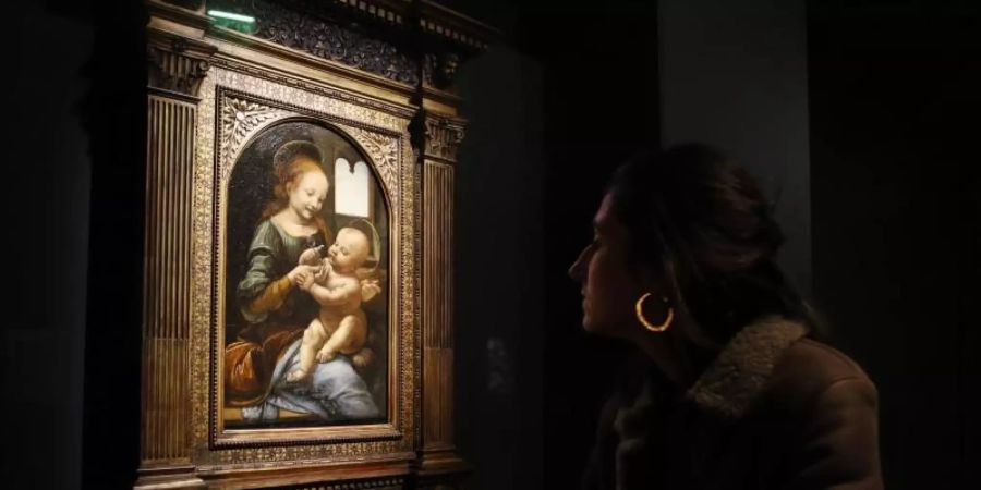 Eine Besucherin schaut sich das Gemälde «Madonna Benois» von Leonardo Da Vinci im Pariser Louvre an. Foto: Thibault Camus/AP/dpa