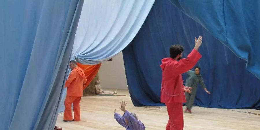 Vorhänge, die einzigartige Perspektiven bieten und Schnittstellen zwischen Realität und Illusion bilden. Foto: Sabine Glaubitz/dpa