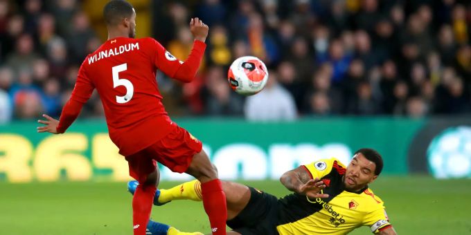 Georginio Wijnaldum (FC Liverpool, links) im Zweikampf mit Troy Deeney (FC Watford). FC Liverpool