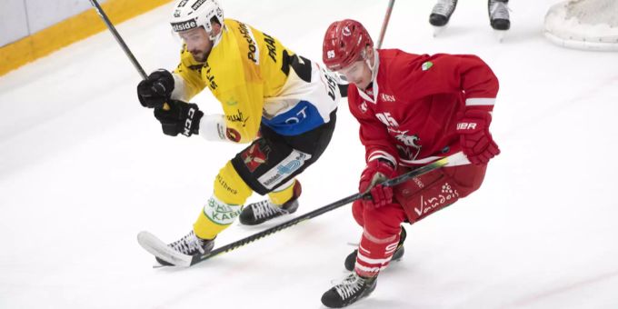 Vincent Praplan (SCB, links) kämpft mit Tyler Moy (Lausanne HC) um den Puck. SCB Lausanne HC