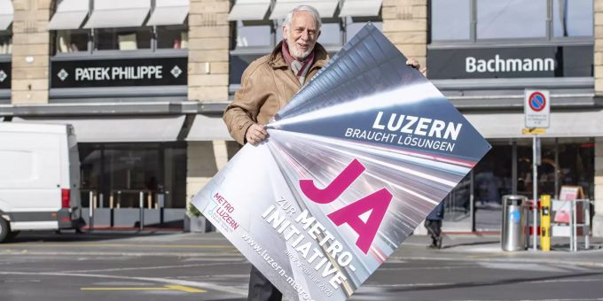 Der Geschäftsführer des Initiativkomitee «Metro Luzern», Hans-Niklaus Müller posiert mit einem Plakat für die Abstimmung für eine «Metro Luzern». Metro Luzern