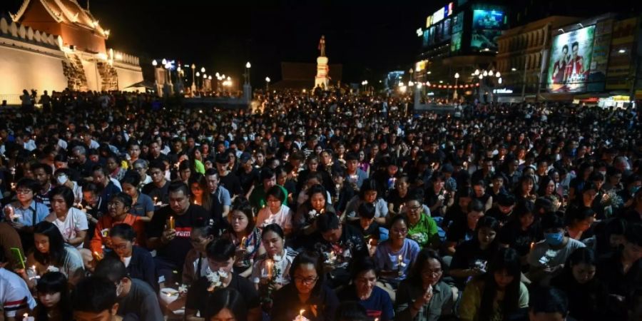 Hunderte versammeln sich in Nakhon Ratchasima