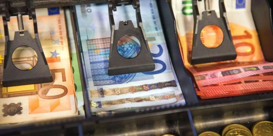 Tiefer als ein Jahr zuvor in die Tasche greifen mussten Verbraucher im Januar für Haushaltsenergie und Kraftstoffe. Foto: Jens Büttner/zb/dpa