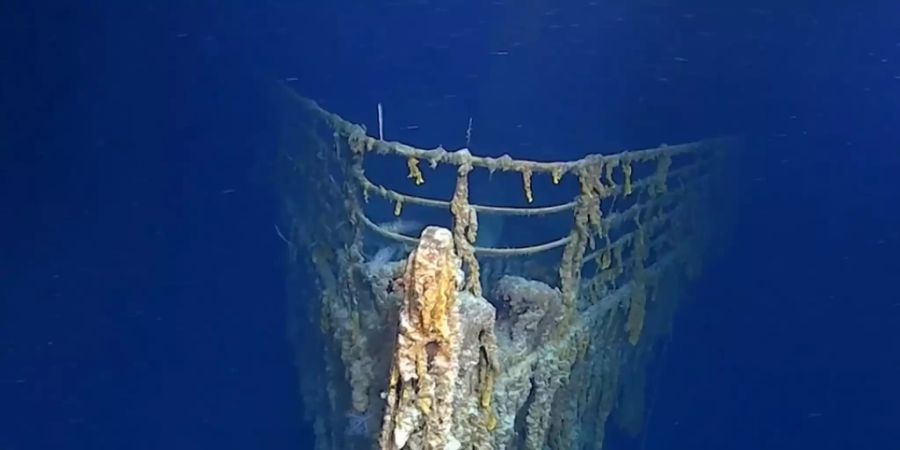 Seither begeben sich immer wieder Menschen mit U-Booten zu dem Wrack des Schiffes.