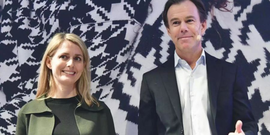 Der scheidende CEO von H&M, Karl-Johan Persson (r), und die neue CEO Helena Helmersson. Foto: Jonas Ekstromer/TT News Agency/AP/dpa