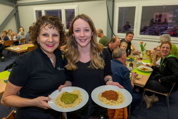 Ka Toneatti (l) und Manuela Krebs ® servieren im Spaghetti-Stübli.