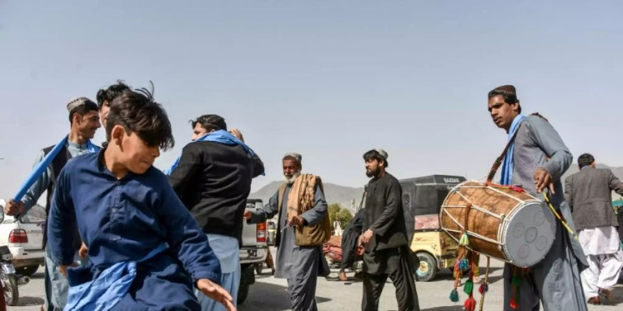 Menschen in Kandahar feiern die Waffenruhe mit traditionellen Tänzen