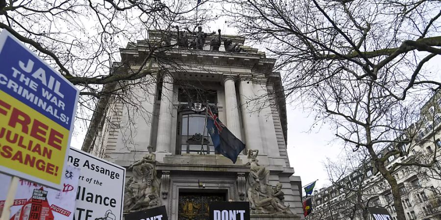 Vor Beginn der Anhörung des Wikileaks-Gründers Julian Assange am Montag haben Prominente am Samstag auf einem Protestmarsch in London dessen Freiheit gefordert. Zu den Teilnehmern gehörten unter anderem Roger Waters (Pink Floyd) und Chrissie Hynde (The Pretenders).