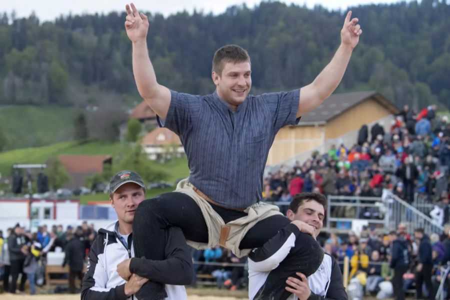 Curdin Orlik jubelt nach seinem Festsieg am Emmentalischen 2019.