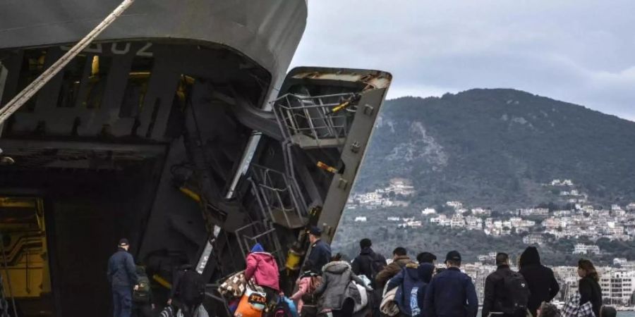 lesbos hafen flüchtlinge