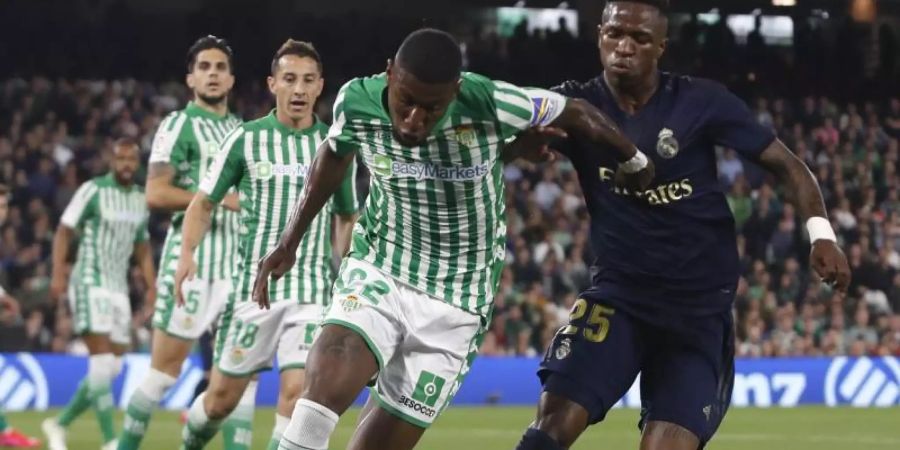 Betis Sevillas Emerson (l) setzt sich gegen Vinicius Junior von Real Madrid durch. Foto: Miguel Morenatti/AP/dpa