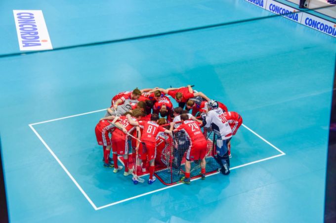 Das Team sammelt sich nach der Pause.