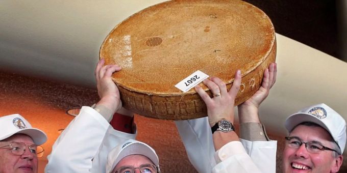 Schon 2008 wählte die Jury (im Bild die drei damaligen Chef-Juroren) in Madison, Wisconsin/USA, den Greyerzerkäse von Michael Spycher aus Wasen im Emmental zum besten Greyerzer der Welt. (Archivbild) Schon 2008 wählte die Jury (im Bild die drei damaligen Chef-Juroren) in Madison, Wisconsin/USA, den Greyerzerkäse von Michael Spycher aus Wasen im Emmental zum besten Greyerzer der Welt. (Archivbild)