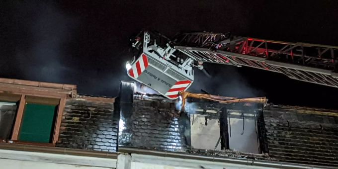 Die Feuerwehr konnte sieben Personen aus dem Haus retten. Brand zürich