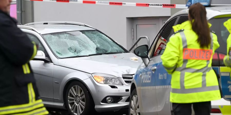 Auto fährt in Karnevalsumzug