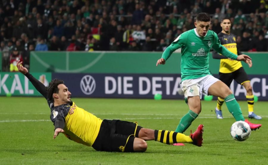 Dortmunds Mats Hummels (l.) zeigt gegen Milot Rashica vollen Einsatz.