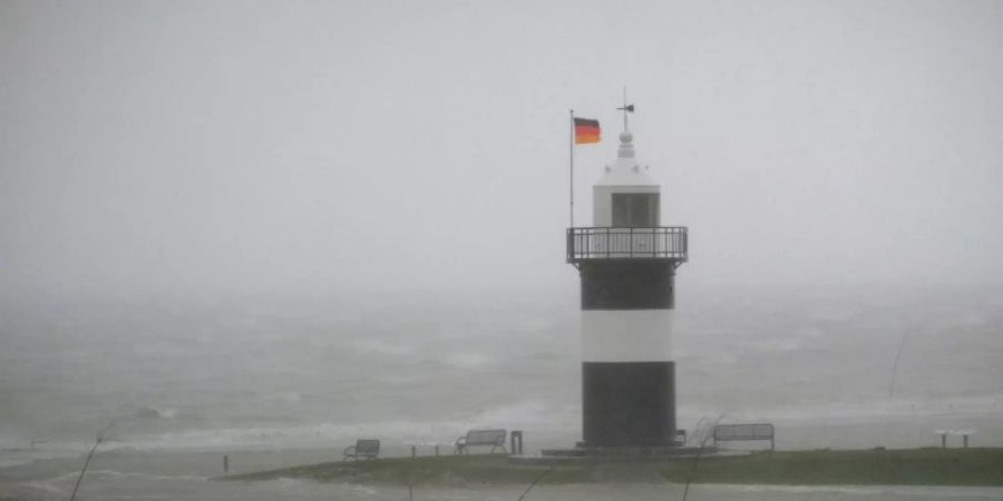 Ein Leuchtturm an der deutschen Nordseeküste bei Sturm