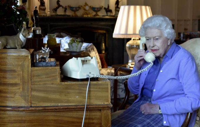 Die Queen telefoniert im Corona-Homeoffice. Queen