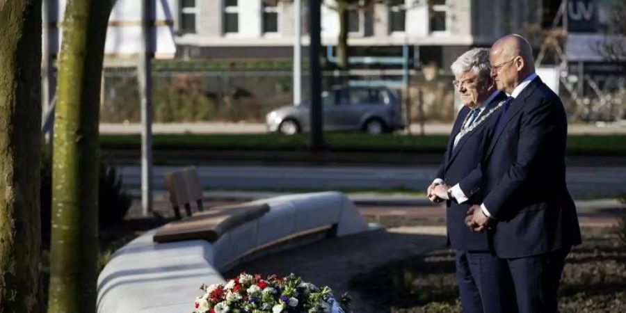 Im Gedenken an die Opfer des Terroranschlags in einer Strassenbahn in Utrecht haben Bürgermeister Jan van Zanen
und der niederländische Justizminister Ferdinand Grapperhaus am Tatort einen Kranz niedergelegt.