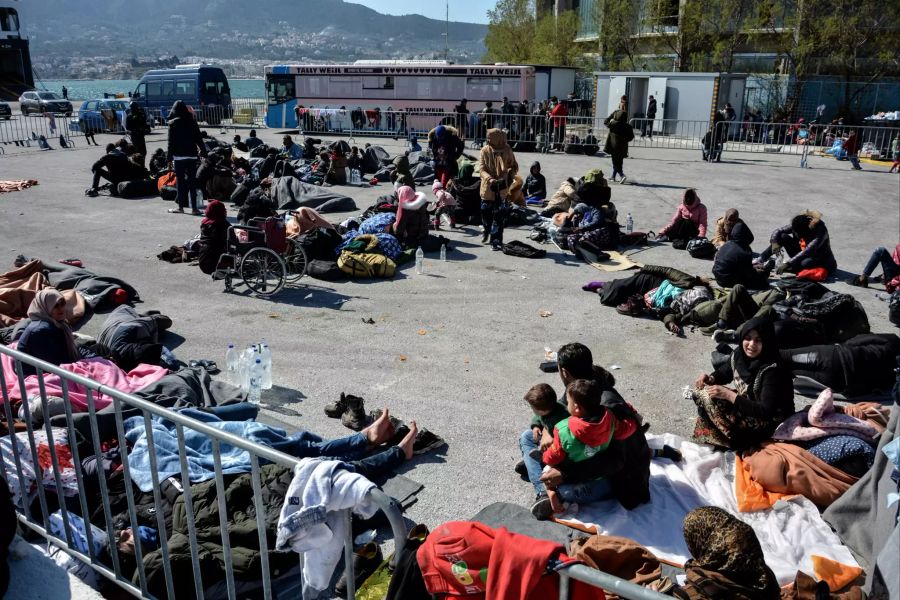 Migranten haben im Hafen von Mytilene auf Lesbos ein Lager aufgeschlagen, nachdem Einheimische den Zugang zum Flüchtlingslager Moria blockiert hatten.