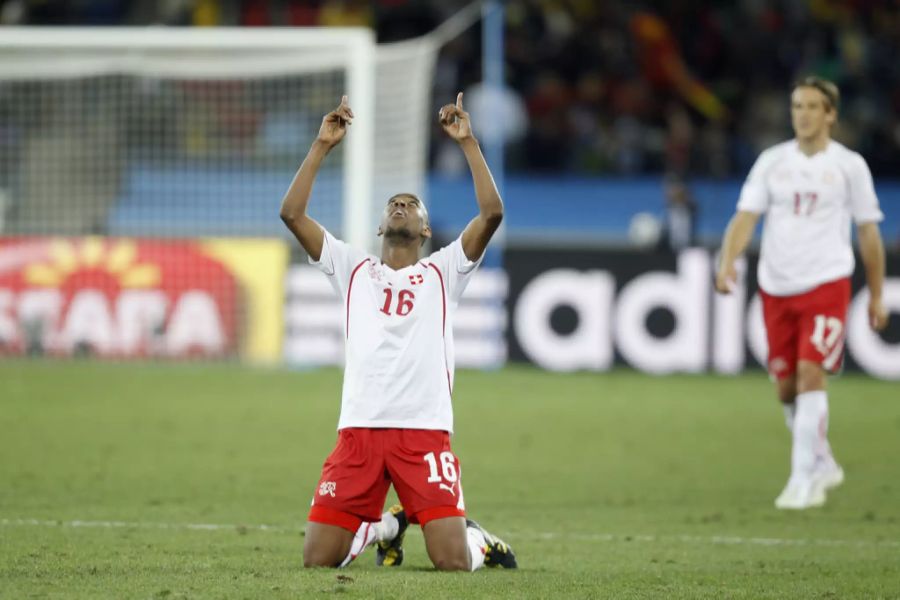 Gelson Fernandes bejubelt den Sieg der Schweizer Nati gegen Spanien an der WM 2010.