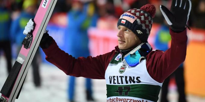 Dawid Kubacki bejubelt seinen zweiten Sieg in Titisee-Neustadt. Dawid Kubacki